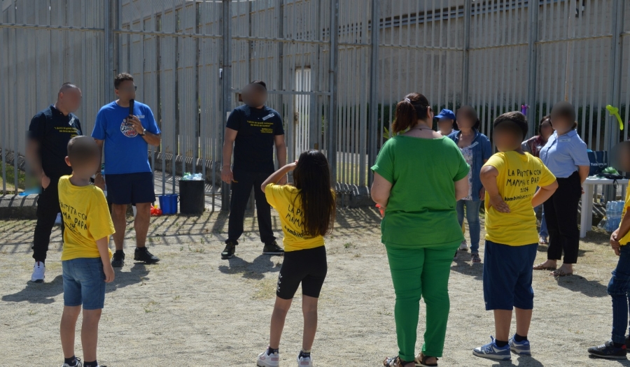 Una “Partita con mamma e papà” in carcere.  La Casa circondariale di Paola ha aderito all’iniziativa con la partecipazione attiva di volontari e operatori di associazioni del territorio. 