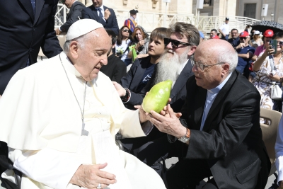 Il cedro calabrese fra le mani di Papa Francesco