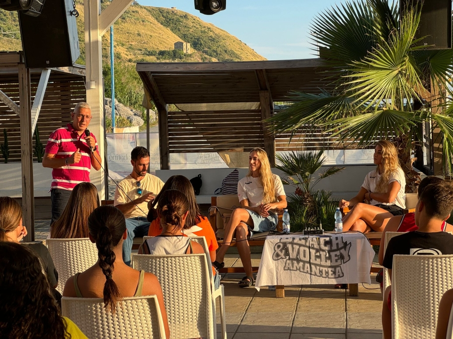 AMANTEA. INCONTRO CONE LE AZZURRE DEL BEACH VOLLEY GIADA BIANCHI E REKA ORSI TOTH