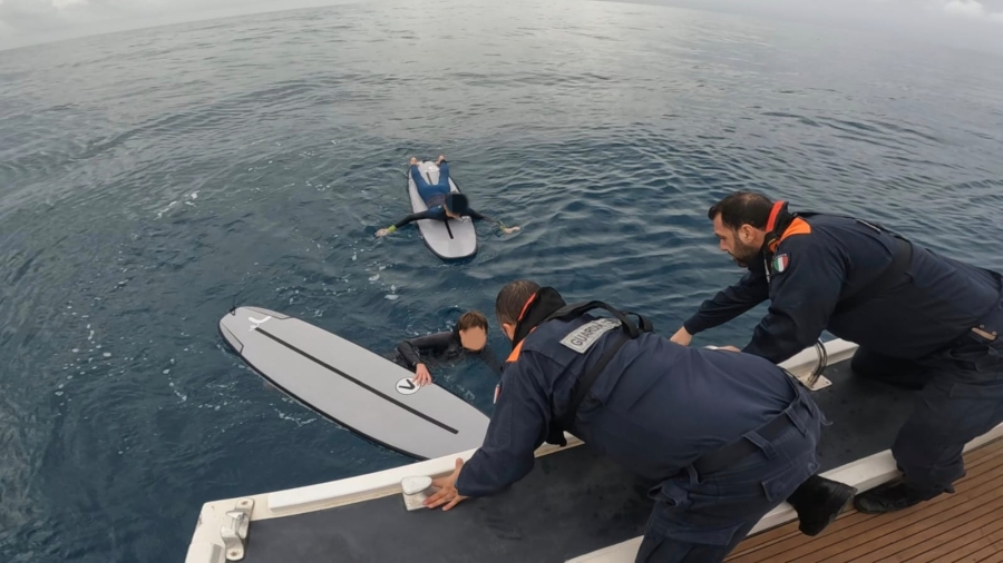 Cetraro: surfisti tedeschi recuperati in mare dalla Guardia Costiera.